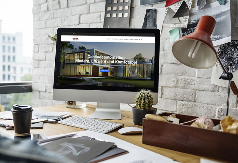 Bild zeigt Website an Rechner
