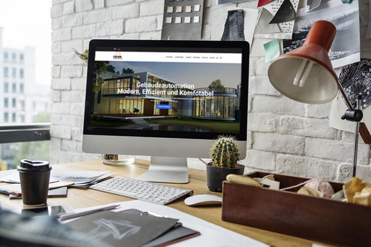 Bild zeigt Website an Rechner